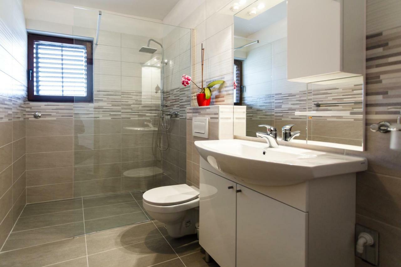 Spacious And Modern App With Big Terrace Malinska